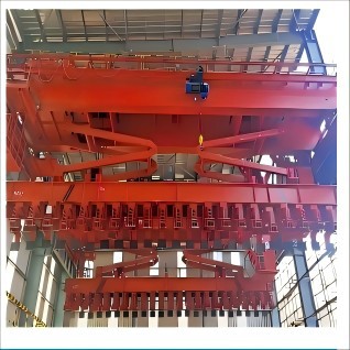 Montažni žerjav za zlaganje anod iz ogljika